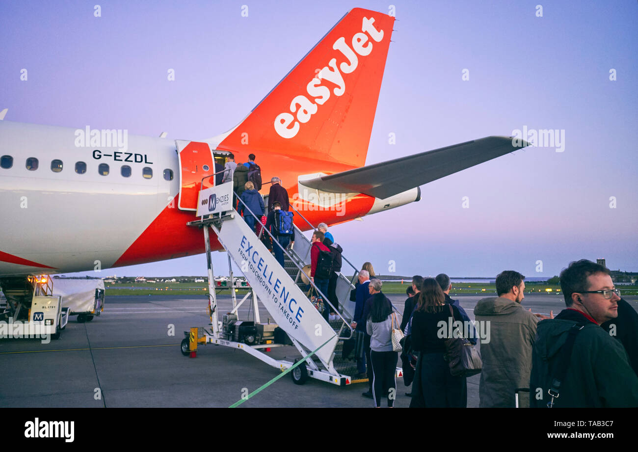 I passeggeri di salire a bordo di un aereo EasyJet utilizzando le porte posteriori all'Aeroporto di Ronaldsway, Isola di Man Foto Stock