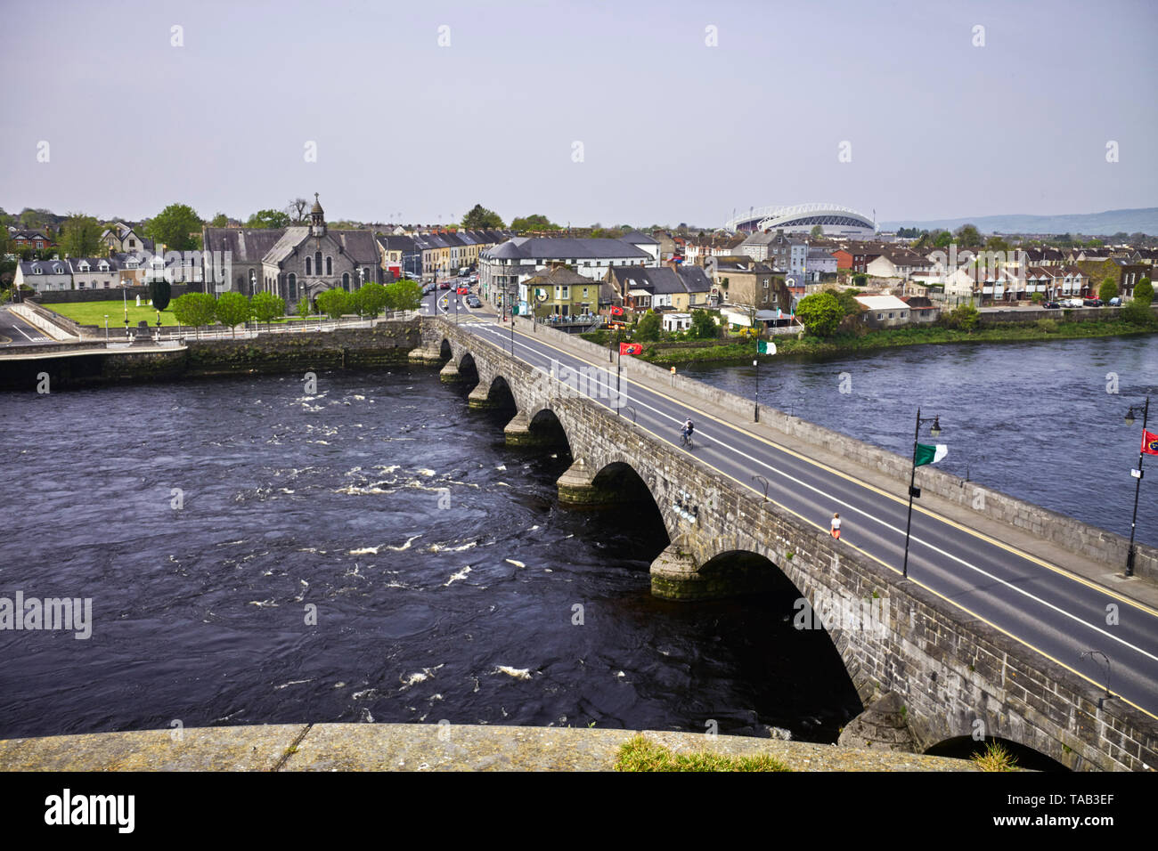 Il Thomond Bridge a Limerick attraversa il fiume Shannon, che scorre velocemente, visto dal castello Foto Stock