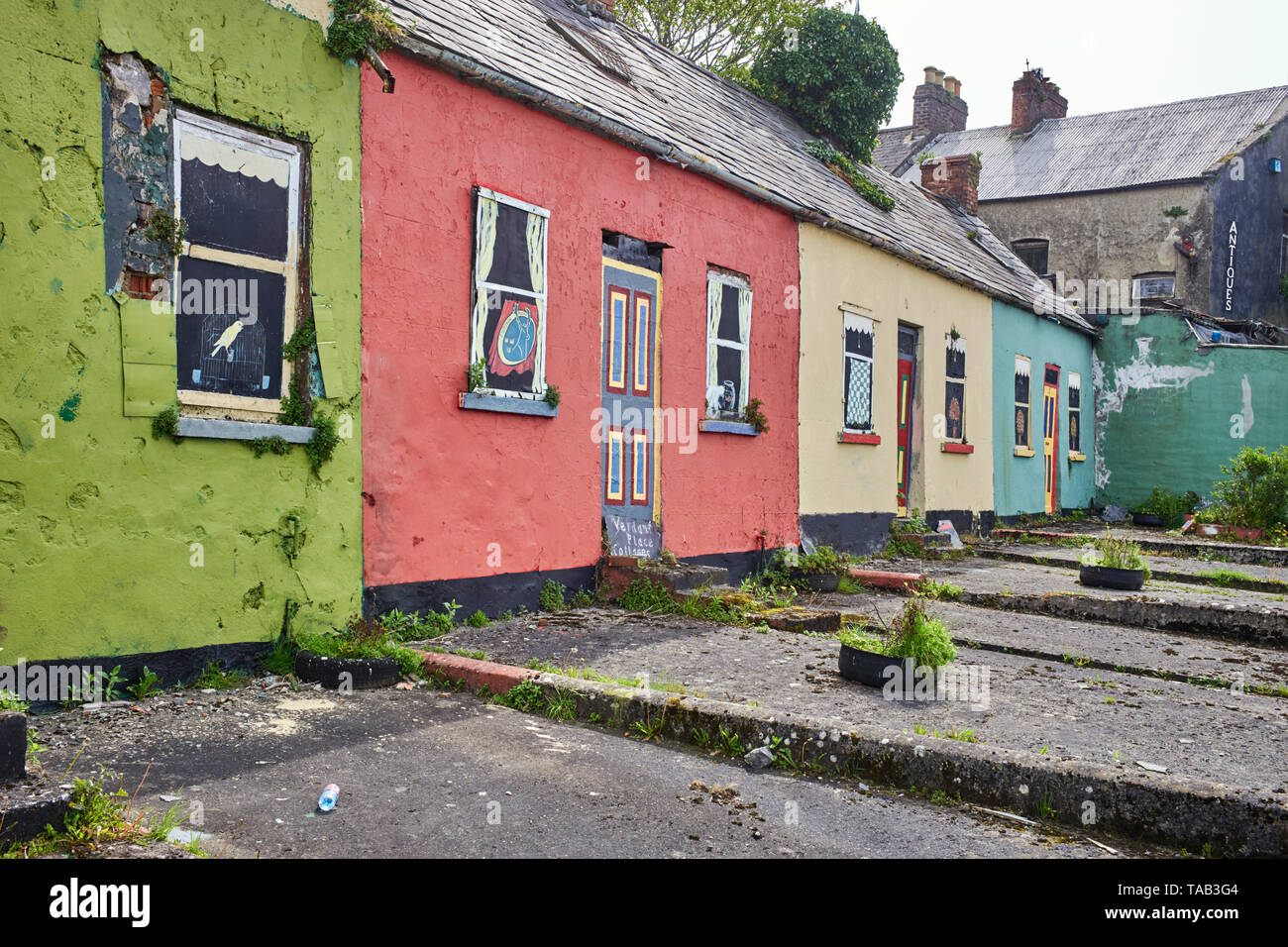 Posto verdeggiante, cottage dipinti in tomepe-l'oeil all'esterno per guardare come se fossero utilizzati a Limerick, Irlanda Foto Stock