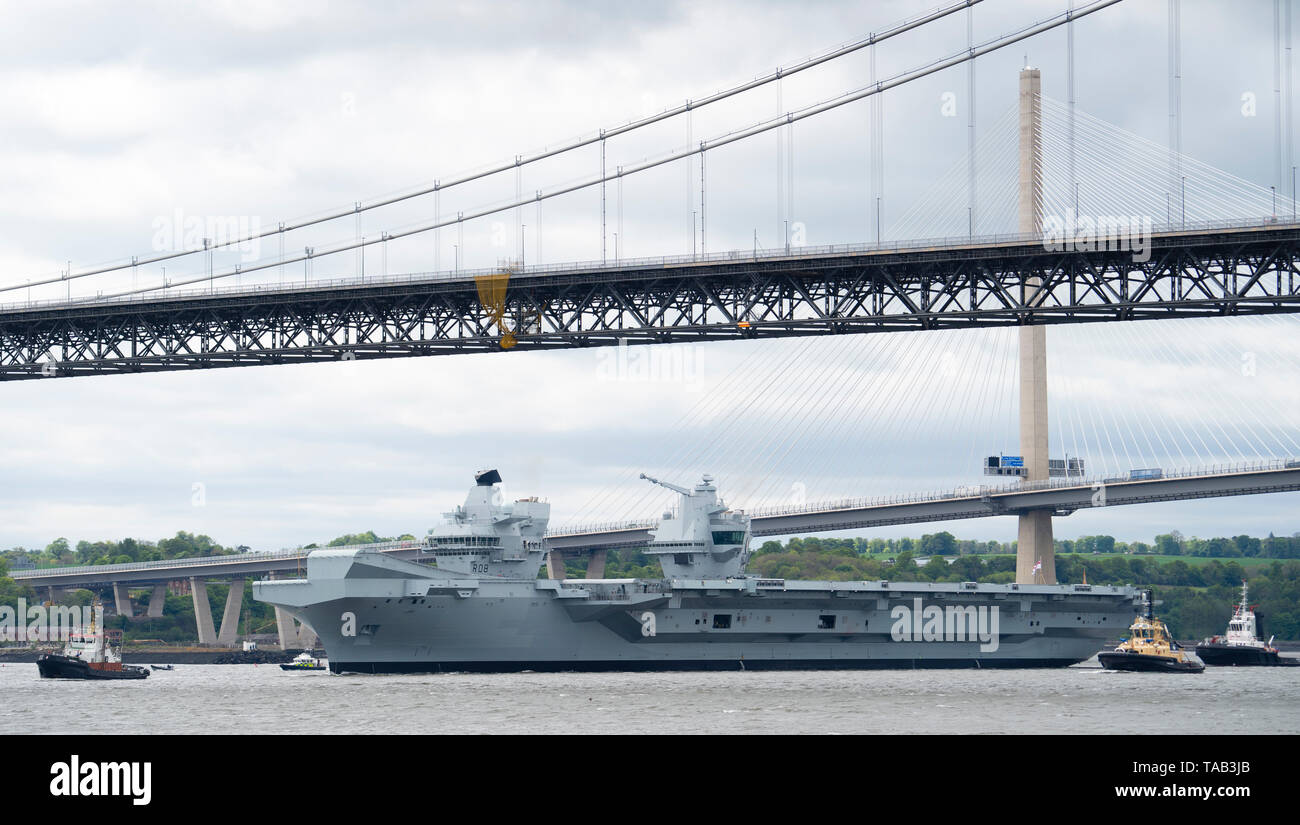 North Queensferry, Scotland, Regno Unito. 23 maggio 2019. Portaerei HMS Queen Elizabeth vele da Rosyth nel fiume Forth dopo una visita alla sua porta di casa Foto Stock