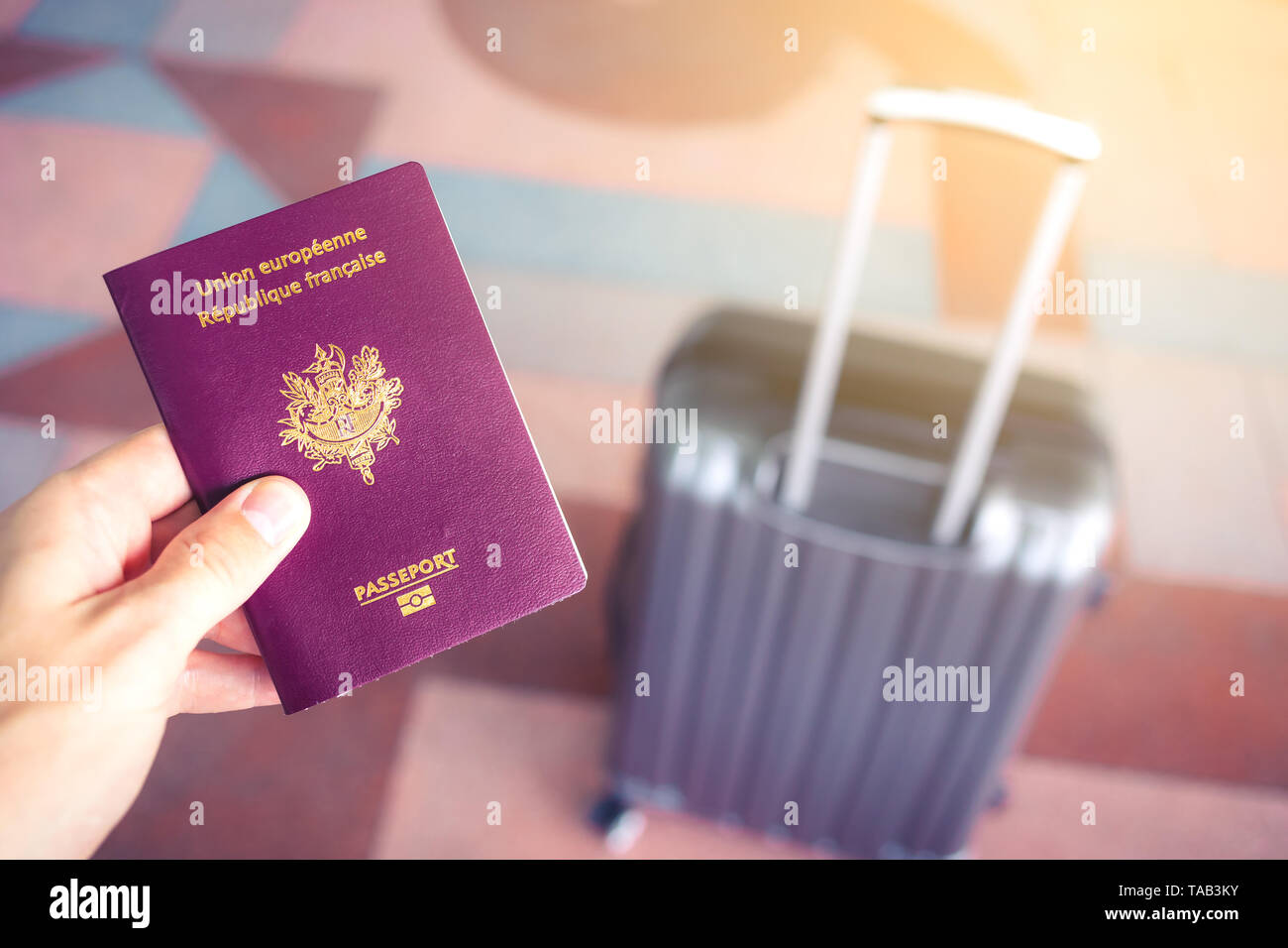 Passaporto e bagagli in aeroporto . Il documento di viaggio . Foto Stock