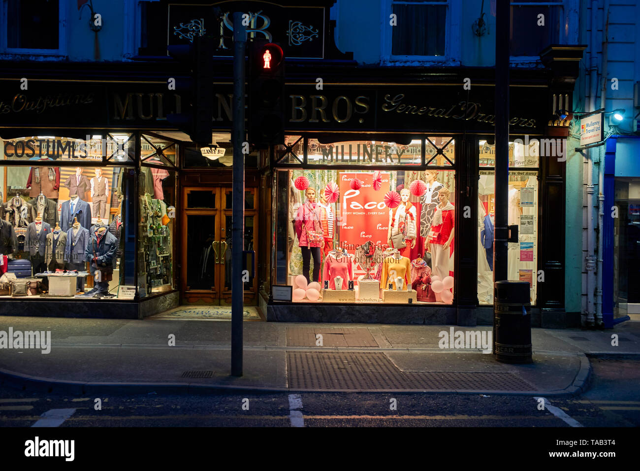 Mullaney Bros moda e abbigliamento negozio di abbigliamento a notte nel centro di Sligo, Irlanda Foto Stock