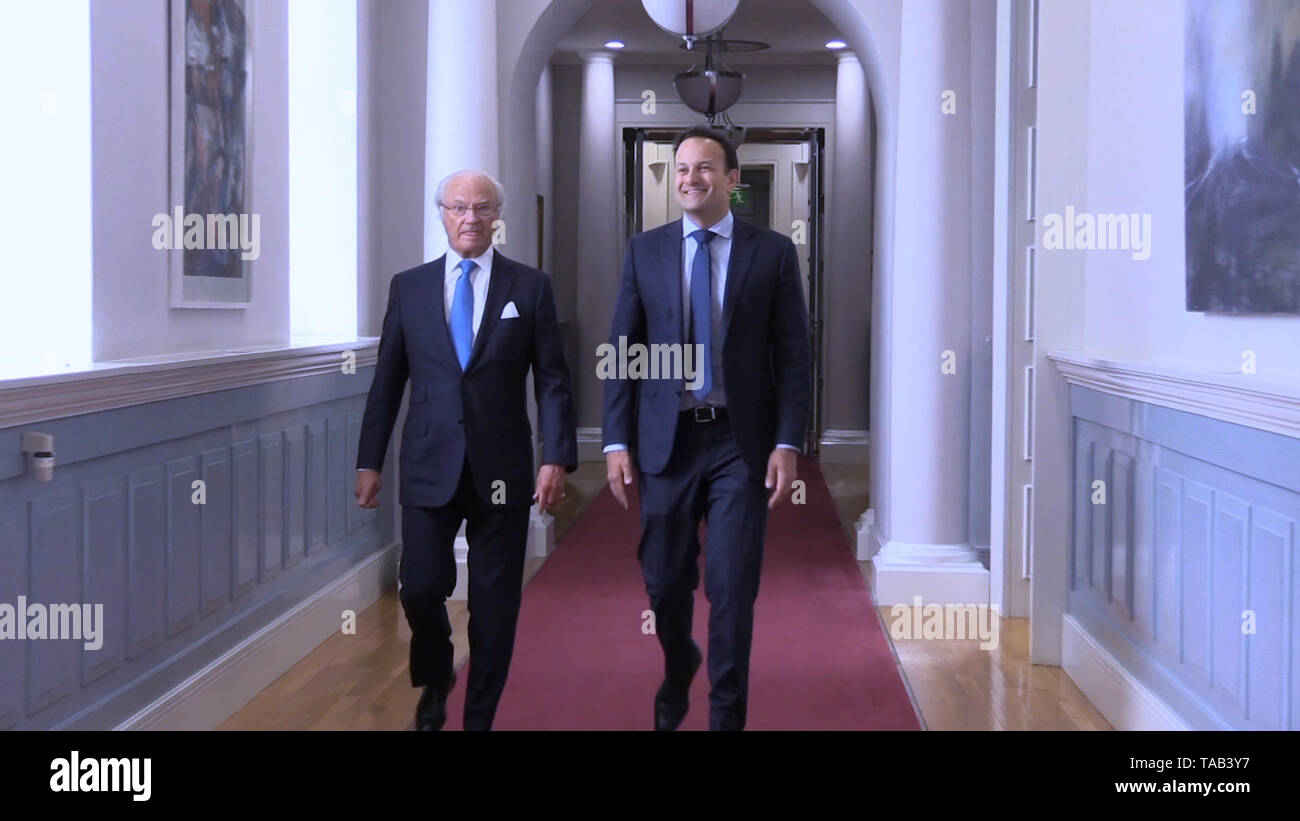 Afferrare da PA video del Re Carl XVI Gustaf (sinistra) con il premier irlandese Leo Varadkar in occasione di una riunione in edifici del governo di Dublino. Foto Stock