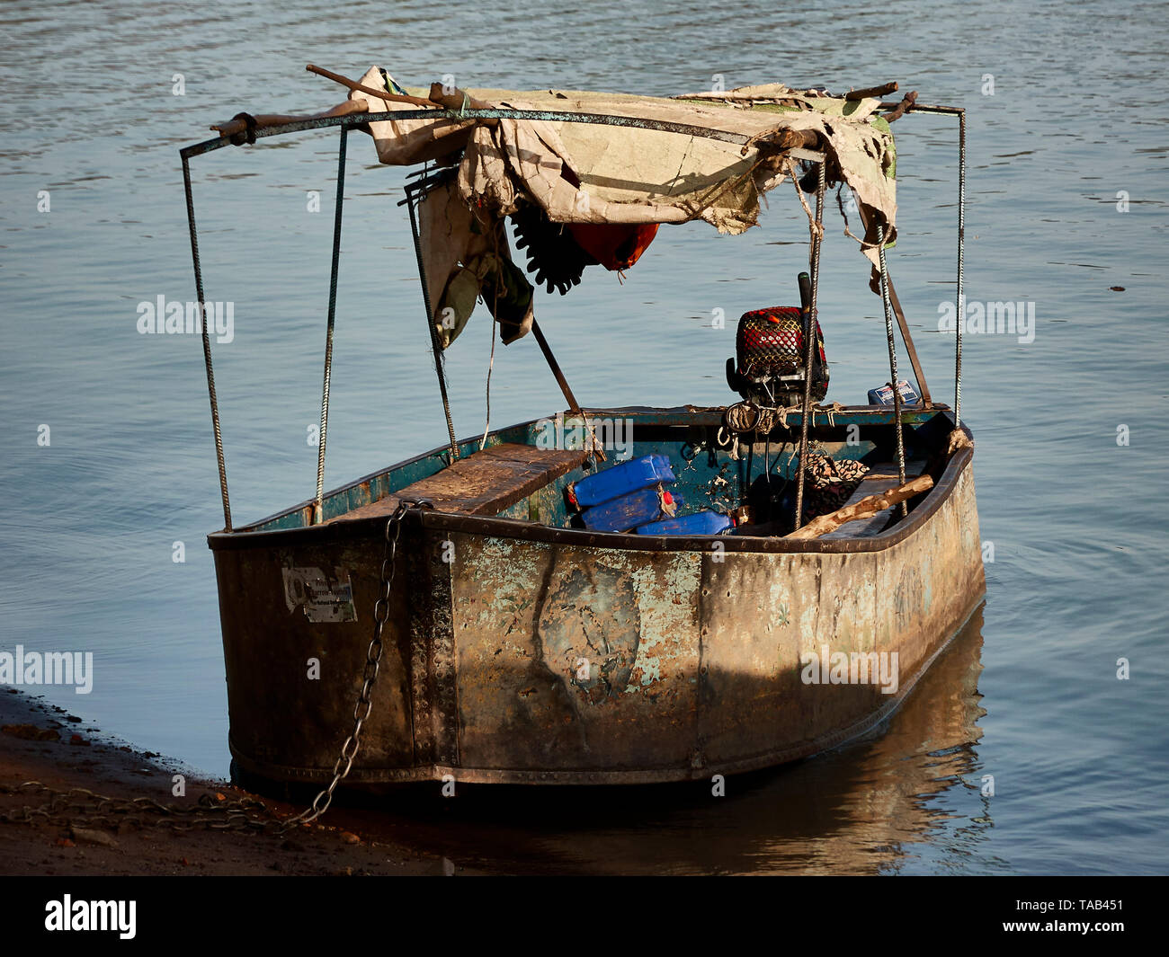Vecchi e consunti barca sul fiume Gambia Foto Stock