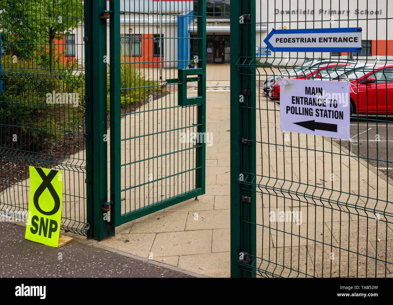 Segni al di fuori di una stazione di polling durante l'UE il Parlamento elezione in Scozia nel maggio 2019 Foto Stock