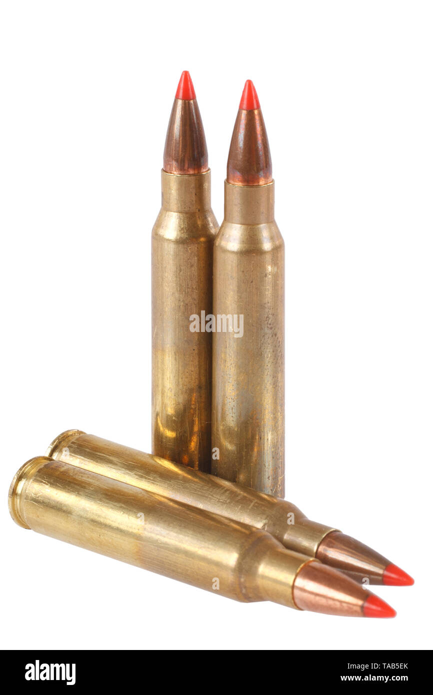 La 5.56×45mm senza montatura NATO limitata cartucce intermedio isolato su sfondo bianco Foto Stock