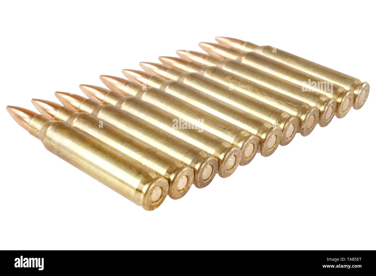 La 5.56×45mm senza montatura NATO limitata cartucce intermedio isolato su sfondo bianco Foto Stock