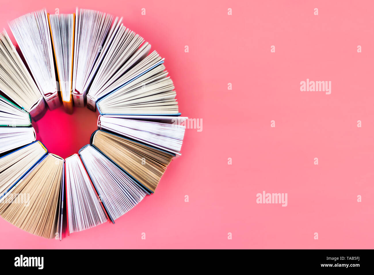 Il cuore di libri sullo sfondo di corallo. Vista dall'alto. Una storia di amore libri. Copia dello spazio. Vista superiore Foto Stock