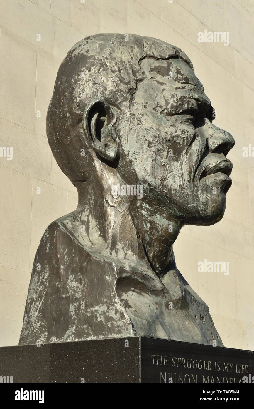 Busto di ex presidente sudafricano Nelson Mandela vicino alla Royal Festival Hall a Londra il South Bank Foto Stock
