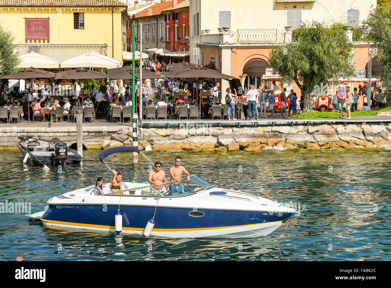 BARDOLINO, LAGO DI GARDA, Italia - Settembre 2018: la gente in una barca a motore che lascia il porto di Bardolino sul Lago di Garda. Foto Stock