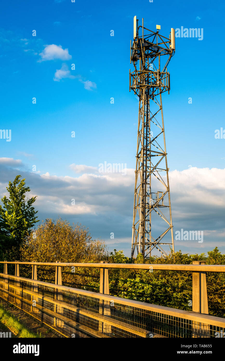 Telefono cellulare Mast UK. Stazione base per telecomunicazioni mobili. Foto Stock