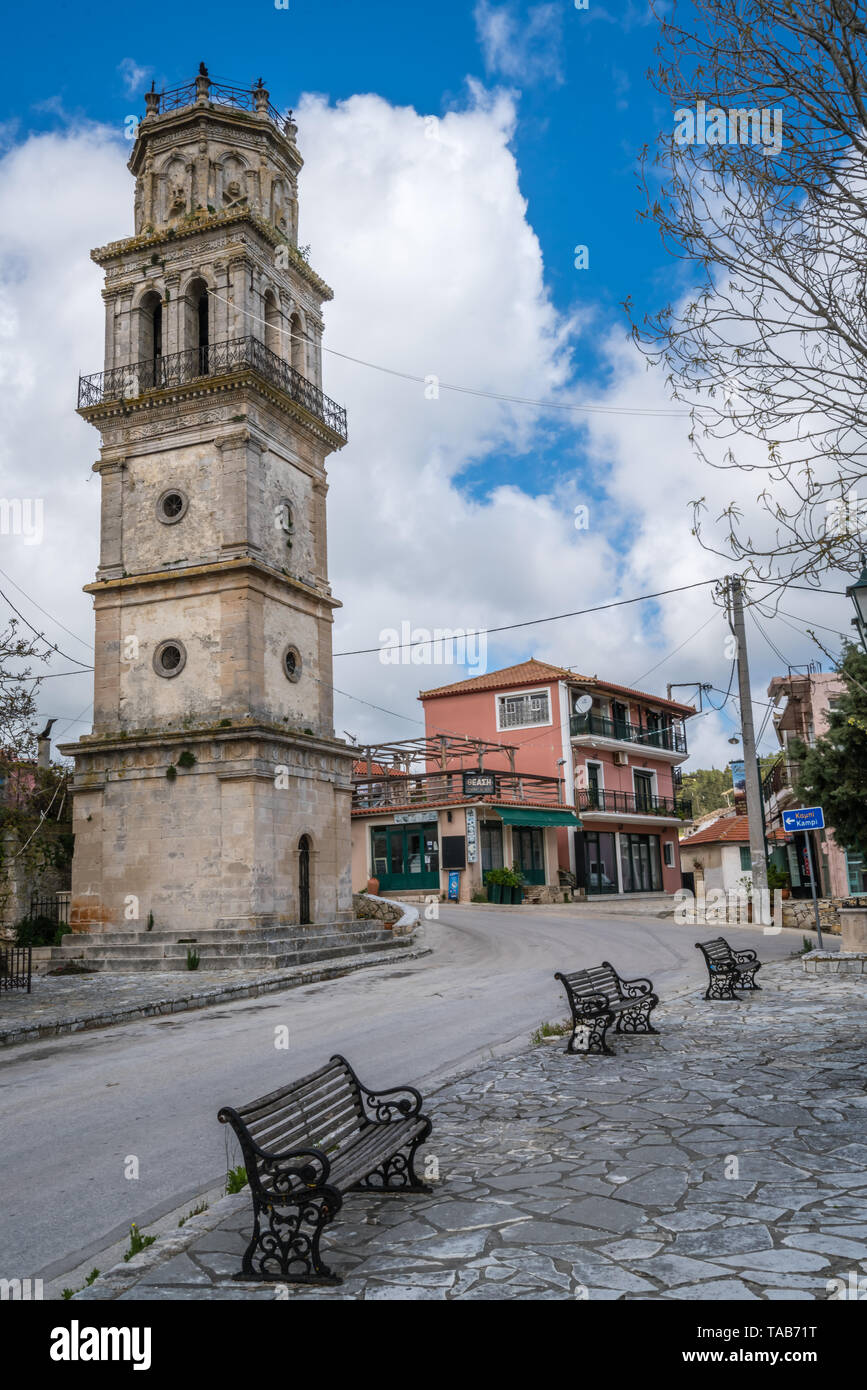 Zakynthos Greece - Aprile 2019 : banchi vuoti nella parte anteriore del campanile di una piccola chiesa di Agios Leon village, Zante Foto Stock