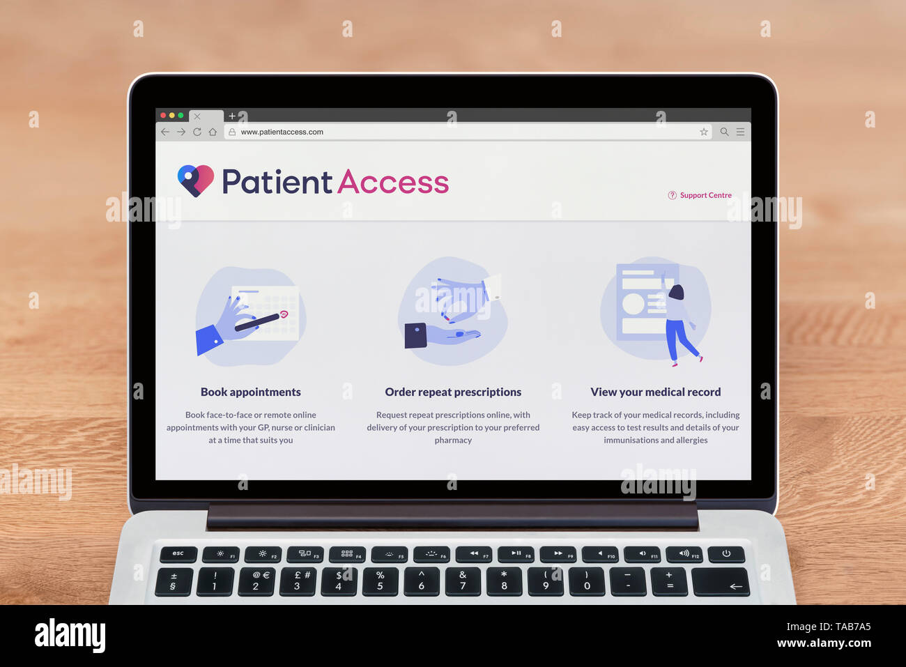 Un Apple Macbook visualizza il paziente sito web di accesso (solo uso editoriale). Foto Stock