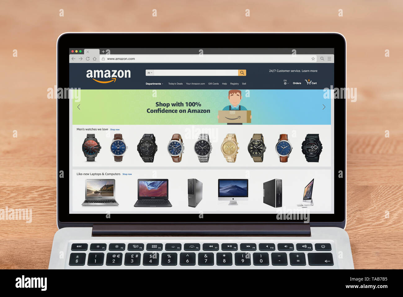 Un Apple Macbook viene visualizzato il sito web di Amazon (solo uso  editoriale Foto stock - Alamy