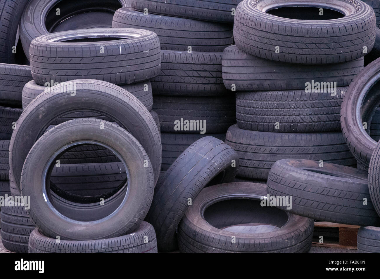 Vecchi pneumatici. Foto Stock