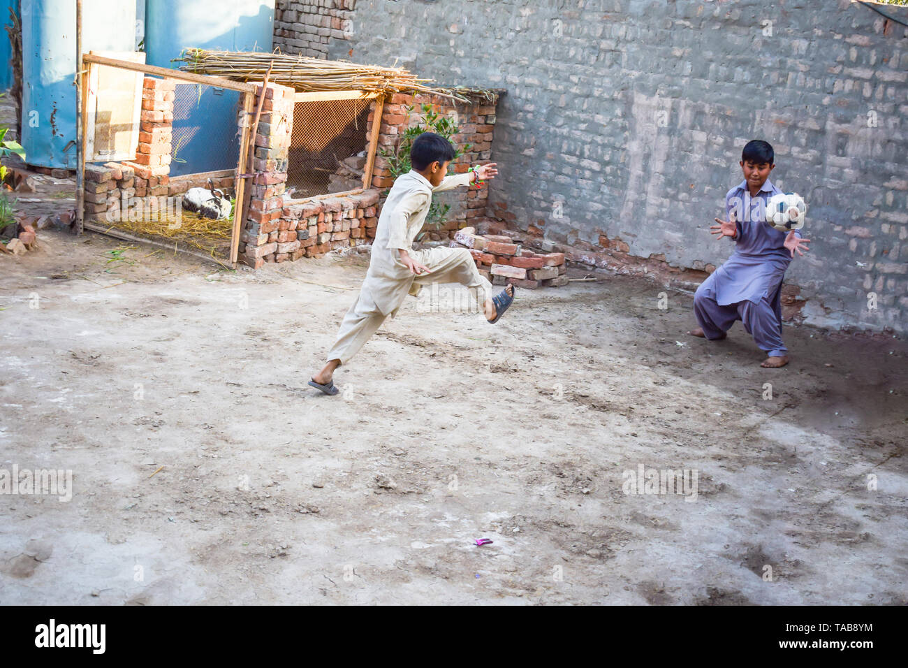 Rahim yar khan,Punjab, Pakistan-feb 24,2018:alcuni ragazzi del villaggio la riproduzione di un piede palla match in una casa. Foto Stock