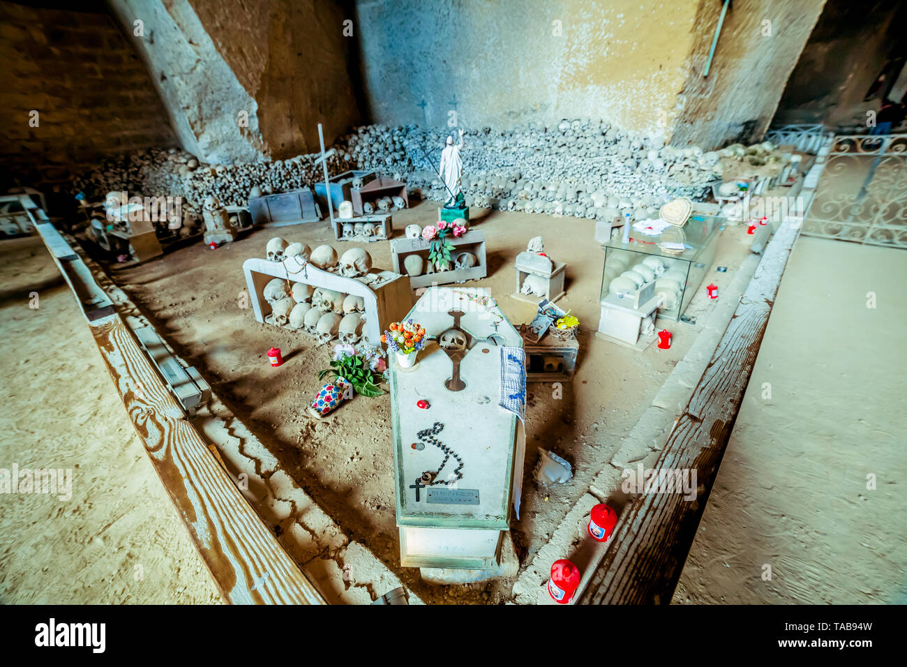 Napoli, Italia. Xiv Apr, 2019. Il Cimitero delle Fontanelle è un antico cimitero della città di Napoli, situato in via Fontanelle. Chiamato in questo modo per la presenza in tempi antichi di acqua fonti il cimitero ospita circa 40.000 resti di persone, vittime della grande peste del 1656 e il colera del 1836. Credito: Luigi Rizzo/Pacific Press/Alamy Live News Foto Stock