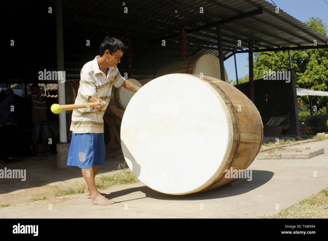 Magetan, Indonesia. 23 Maggio, 2019. Un artigiano quando battendo il tamburo per determinare la scelta del suono drum che è sulla buona strada Maospati, Magetan Regency. Bedug è un tradizionale strumento musicale con un sistema a percussione come fusti. Avanti di Eid Al-Fitr 1 Syawal 1440 H artigiani ha affermato di essere allagata con ordini da entrambi all'interno e al di fuori della regione. Il prezzo di una unità del tamburo varia da IDR 5.000.000 a IDR 20.000.000. Il prezzo è adeguato al livello di complessità del processo e la dimensione del display volte ampio credito: Ajun alleato/Pacific Press/Alamy Live News Foto Stock