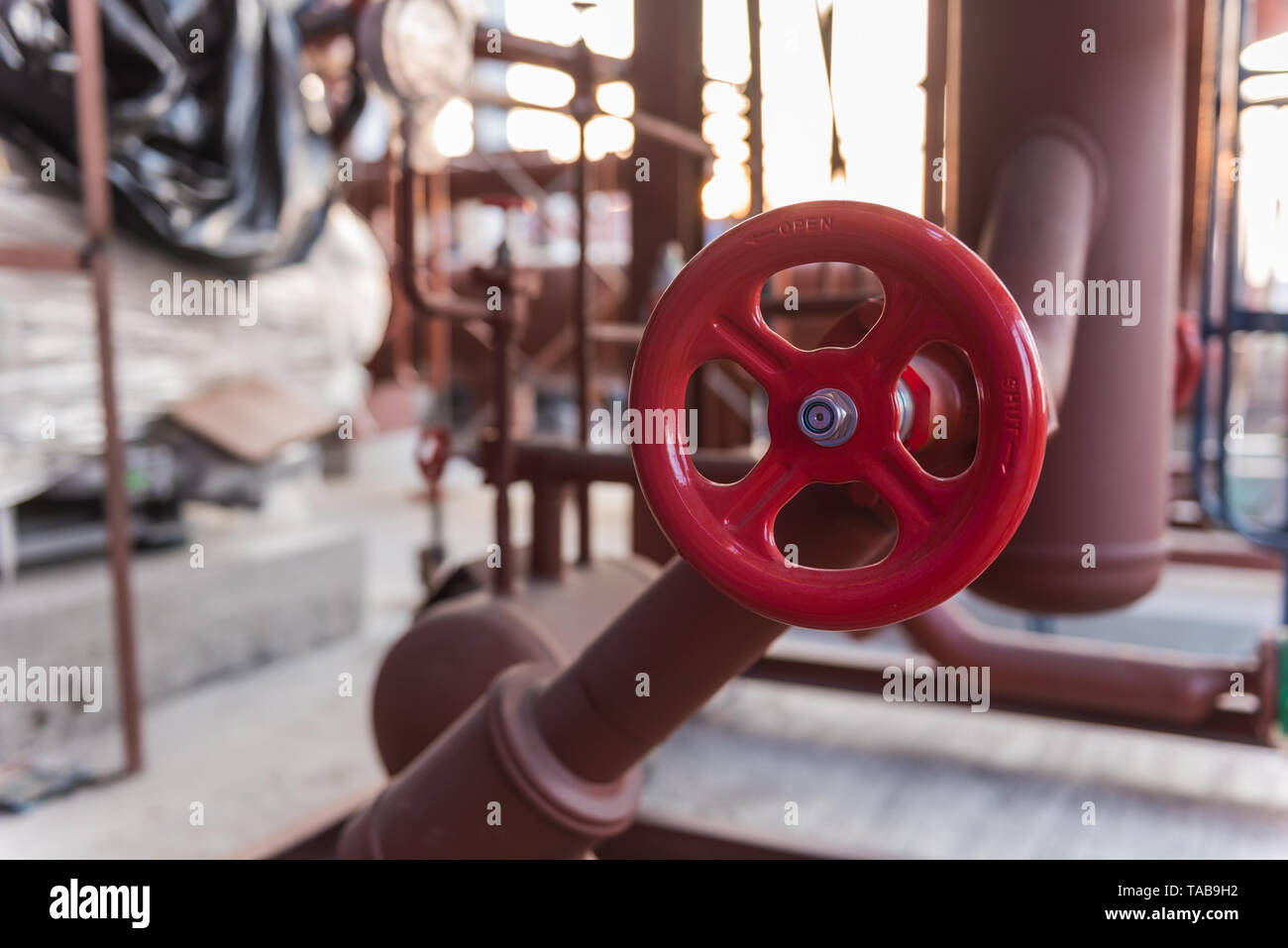 Valvola industriale in sala macchine Foto Stock