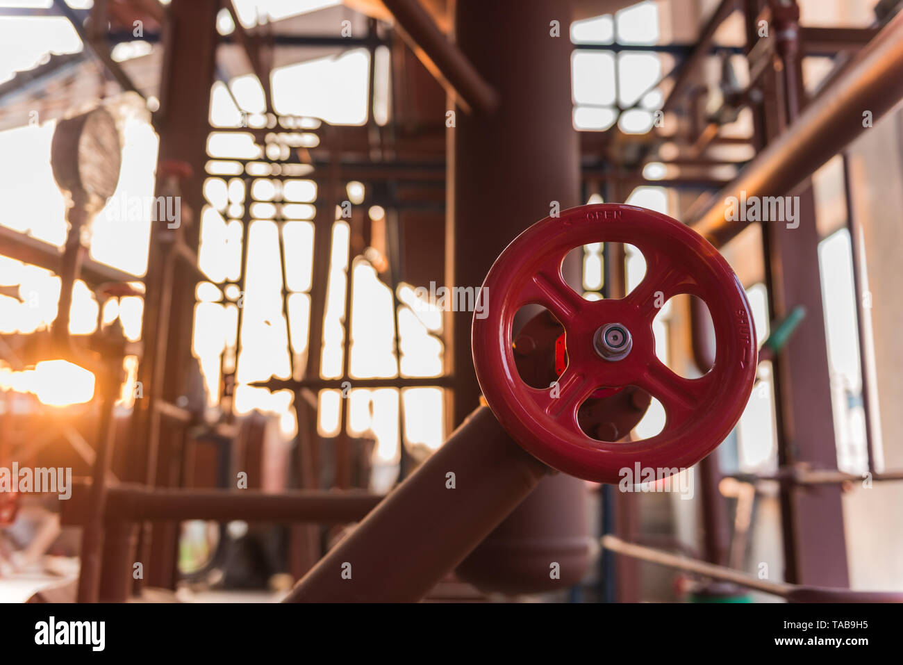 Valvola industriale in sala macchine Foto Stock