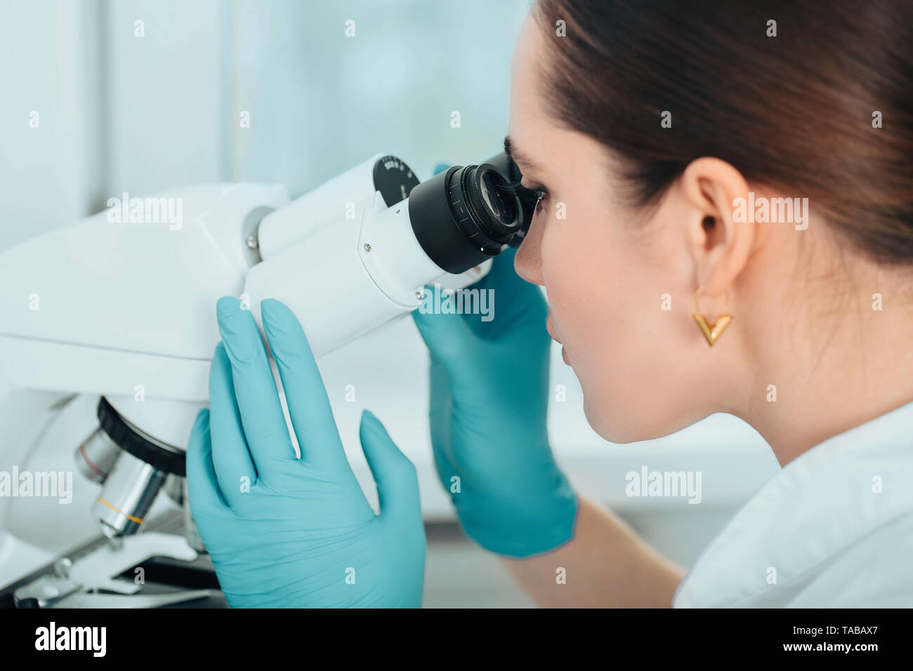 Scienziato usando microscopio in laboratorio, close-up. Tecnico di laboratorio e il microscopio, macro Foto Stock