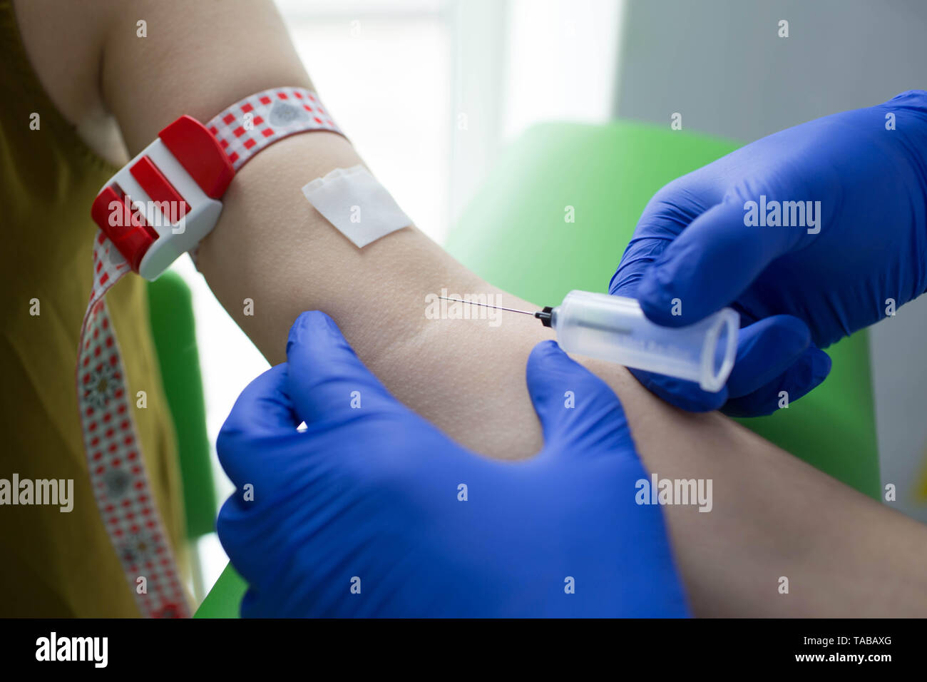 L'infermiera tenendo il campione di sangue del paziente presso la clinica di close-up Foto Stock