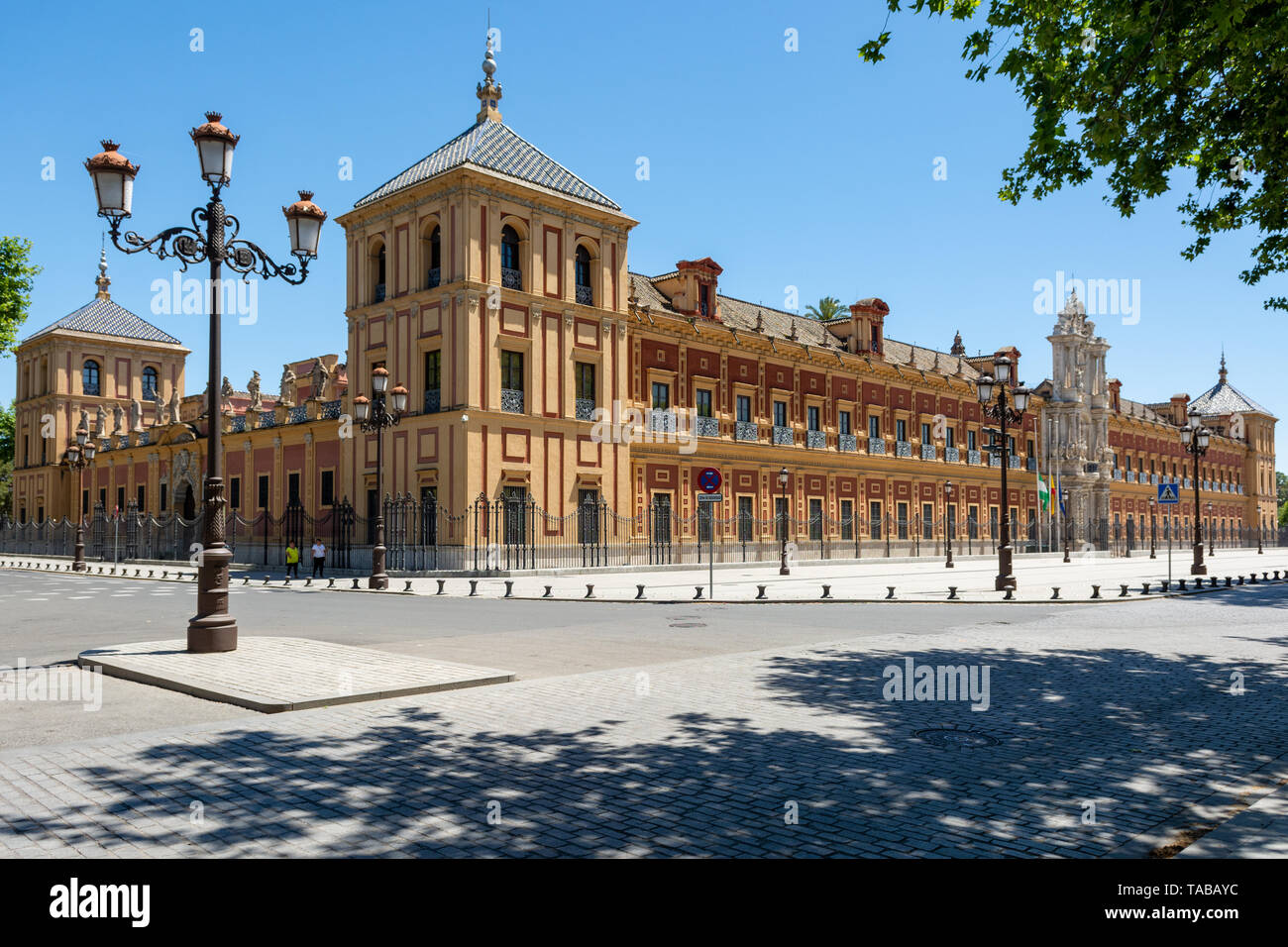 Rosso e giallo listati edificio degli uffici governativi San Telmo Palace, Siviglia, regione Andalusia, Spagna Foto Stock