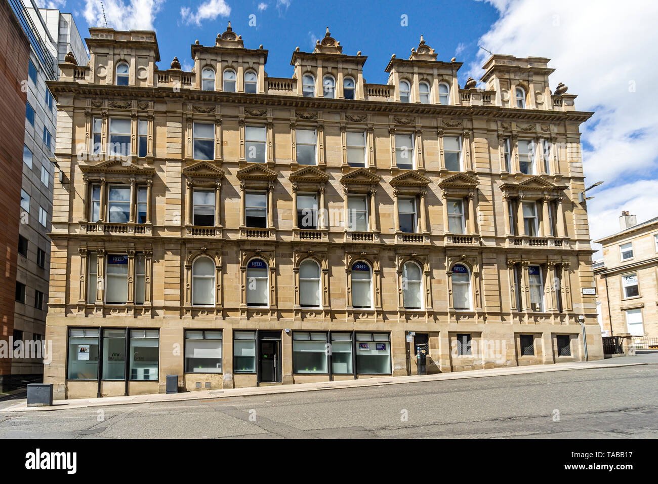 Edificio per uffici su un angolo di Wellington Street e West George Street con Reed Glasgow in Glasgow Scotland Regno Unito Foto Stock