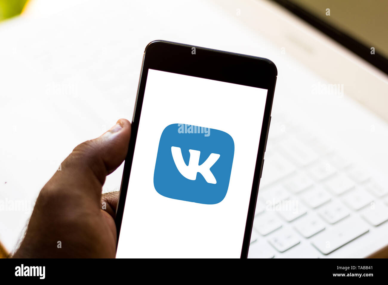 In questa foto illustrazione il VKontakte (VK) Il logo si vede visualizzato su uno smartphone. Foto Stock