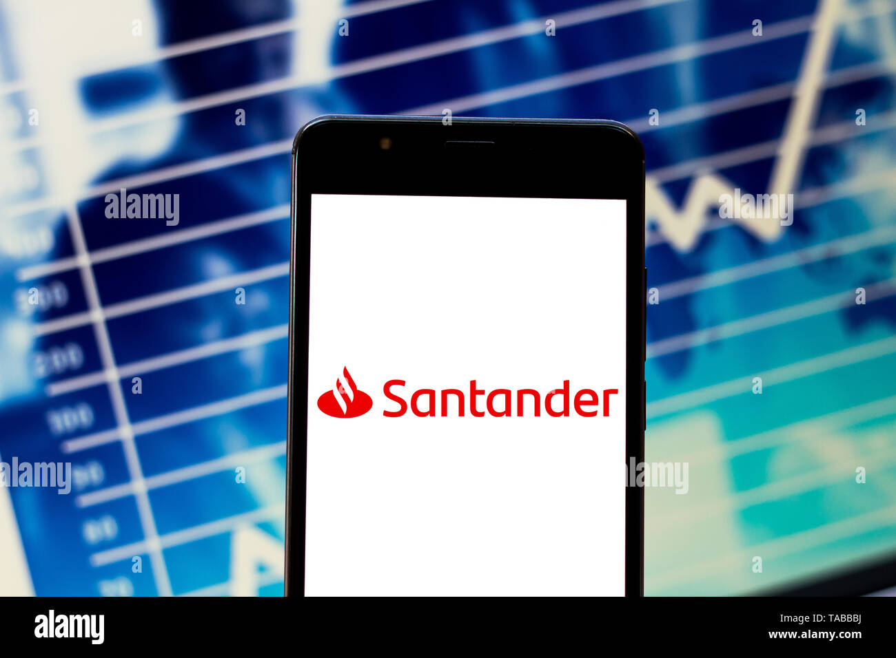 In questa foto illustrazione il logo di Santander è visto visualizzata su uno smartphone. Foto Stock