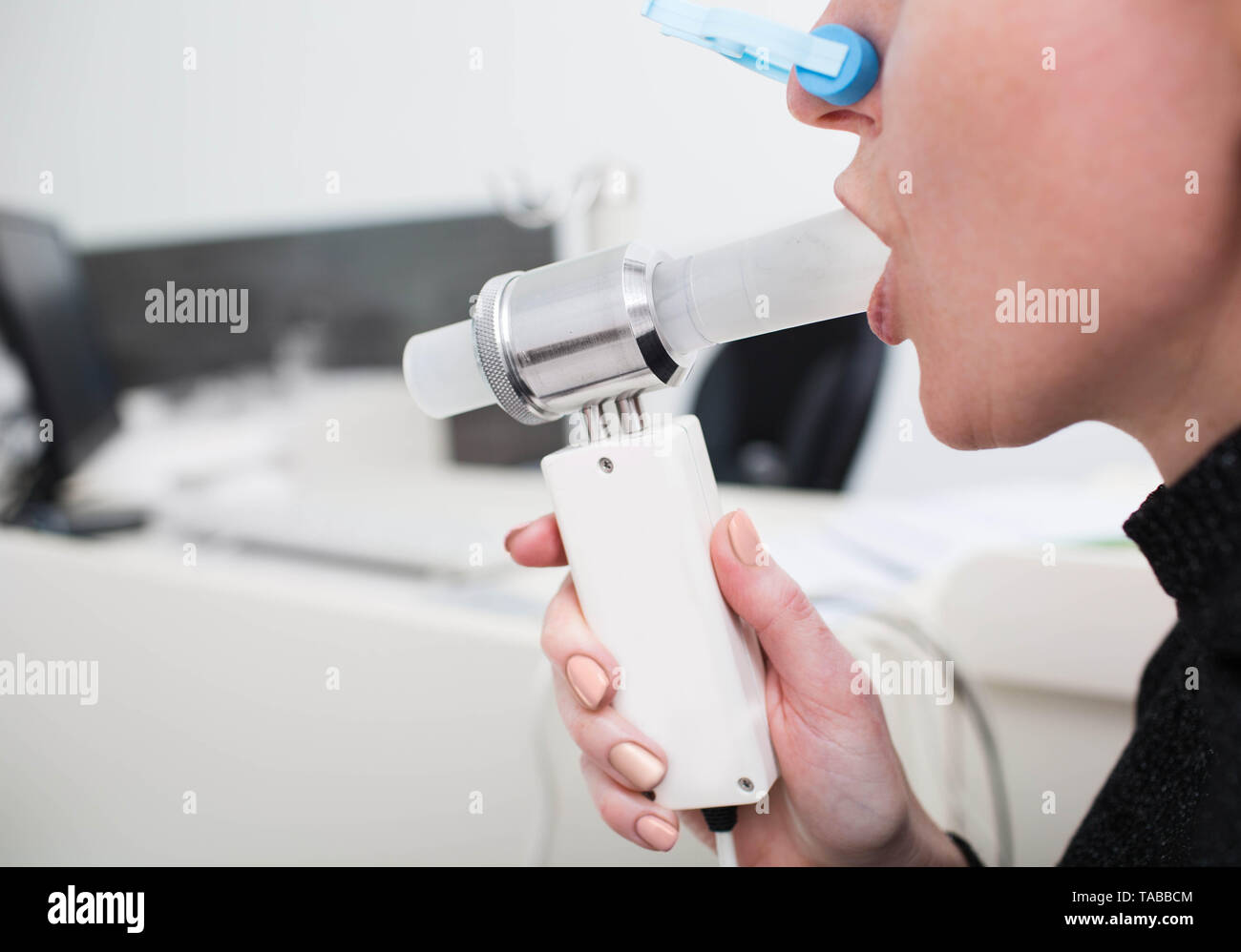 Irriconoscibile paziente avente funzione polmonare test in ospedale Foto Stock