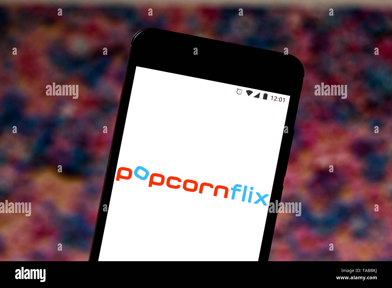 In questa foto illustrazione il logo Popcornflix si vede visualizzato su uno smartphone. Foto Stock