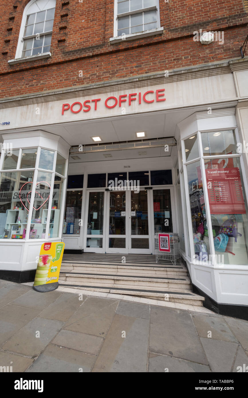 Post Office High Street succursale in Guildford town centre, Surrey, Regno Unito Foto Stock