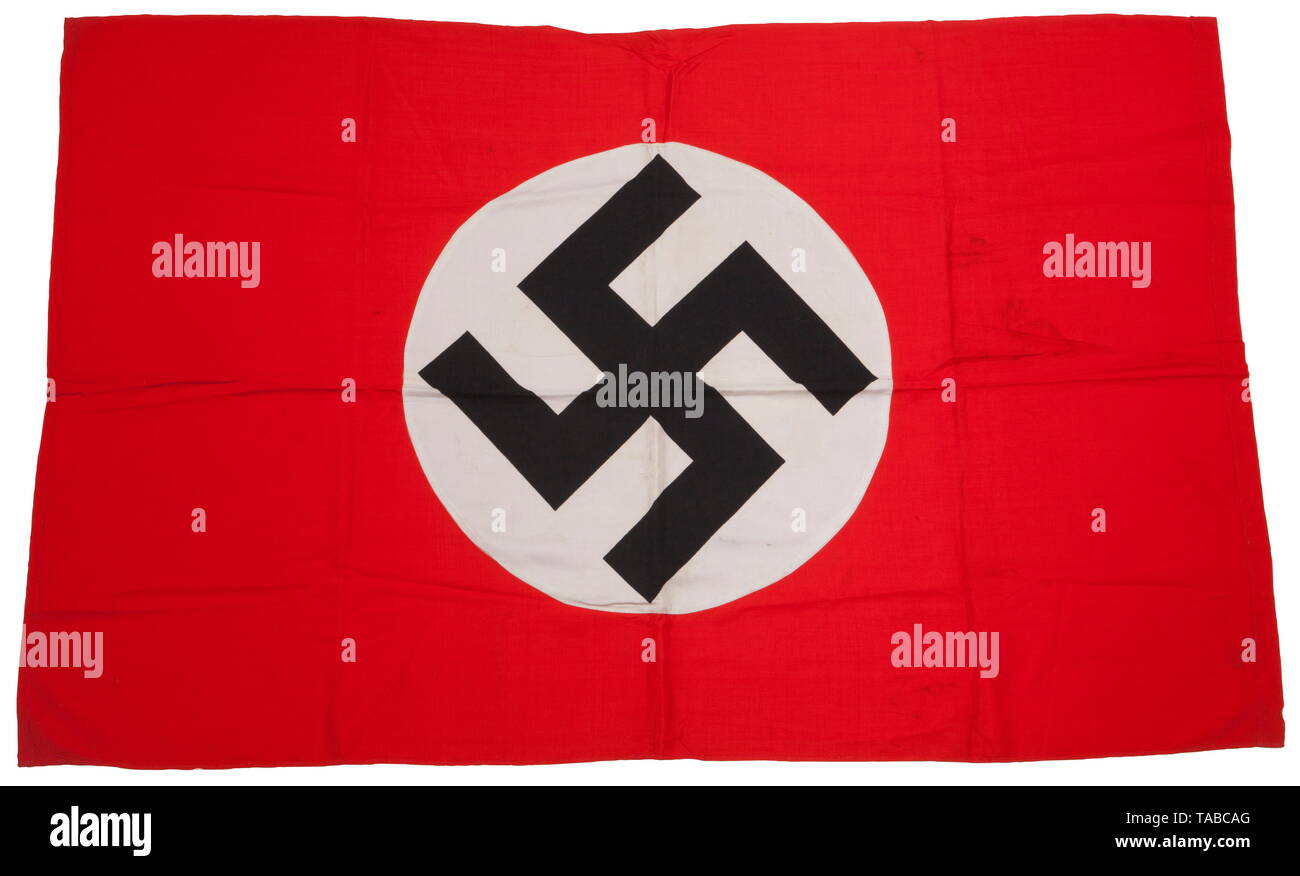 Un NSDAP bandiera fronte-retro, due pezzi di cotone rosso costruzione con maker's etichetta da Amburgo. Circa 115 x 75 cm. USA-lotto, vedere pagina 4. storica, storica del xx secolo, 1930, organizzazione delle parti, organizzazione delle parti, organizzazioni, organizzazioni, organizzazione, organizzazione, party, feste, partito politico, Tedesco, Germania, NS, il socialismo nazionale, il nazismo, il terzo Reich, Reich tedesco, utensile e un pezzo di attrezzature, utensili, oggetto, oggetti, alambicchi, Editorial-Use-solo Foto Stock