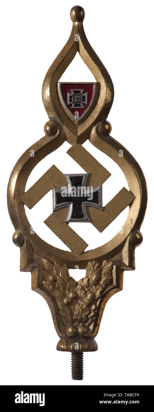 Un Deutsche Reichskriegerbund palo alto alluminio dorato swastika e oakleaves con dipinti a mano WW1 croce di ferro e la protezione con centrato swastika. Dimensioni 25 x 10 cm, con 1 cm di palo in acciaio vite. USA-lotto, vedere pagina 4. storica, storica, veterano, vet, veterani, associazione, associazioni, organizzazione, organizzazione, organizzazioni, organizzazioni, oggetto, gli oggetti alambicchi, clipping, clippings, tagliate, cut-out, cut-outs, bandiera, bandiere, emblema, emblemi, insegne, xx secolo, Additional-Rights-Clearance-Info-Not-Available Foto Stock