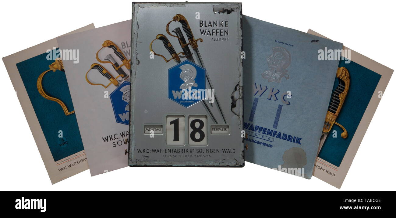 Un gruppo di WKC Terzo Reich articoli pubblicitari orlato catalogo arma (32 x 25 cm), Esercito di due degli officer di spada "No. 1025' colore piastre (29,5 x 21 cm ciascuno), vetro specchiato calendario da parete (36 x 24 x 3 cm). Età alla faccia dello specchio. USA-lotto, vedere pagina 4. storica, storica del xx secolo, Editorial-Use-solo Foto Stock