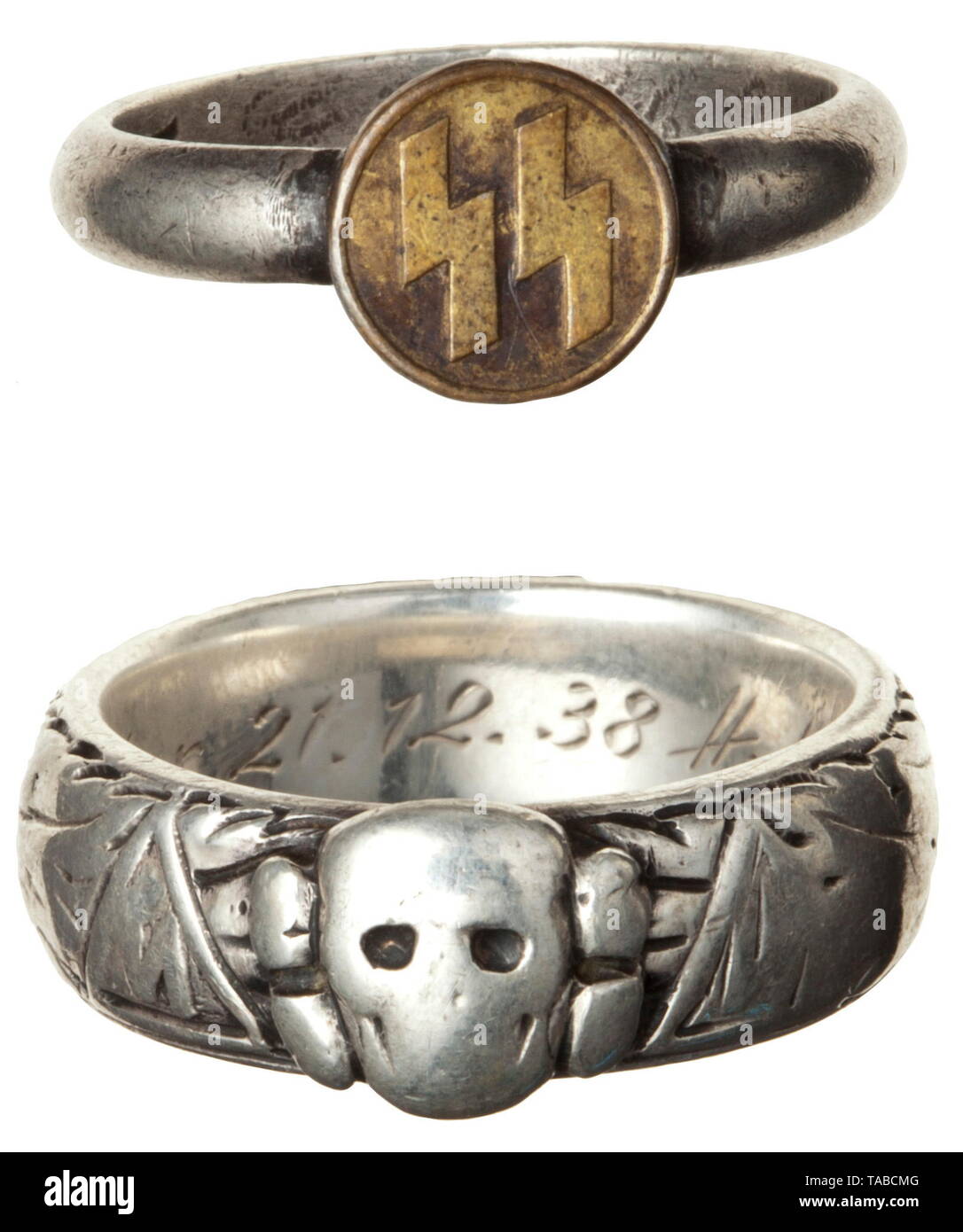 SS-Sturmbannführer Hans Elkar - un SS della morte anello di testa usato pesantemente anello con incisione interna 'S.lb. Elkar 21.12.38 H.Himmler'. La banda (di piccole dimensioni) è saldato al di sotto della morte applicato alla testa. Diametro interno 18,2 mm. Peso 9,5 g. È incluso un memento privato anello per SS membri del '835' argento con applicata, round annerito le piastrine e SS rune, all'interno con incise le iniziali e la data "16.1.1944". Stessa dimensione dell'anello. Sono anche inclusi i sette libri (tr. " Il tedesco contadina 1000-anno lotta', 'il percorso del nostro popolo", "modali" ecc.) dedicato del xx secolo, Editorial-Use-solo Foto Stock