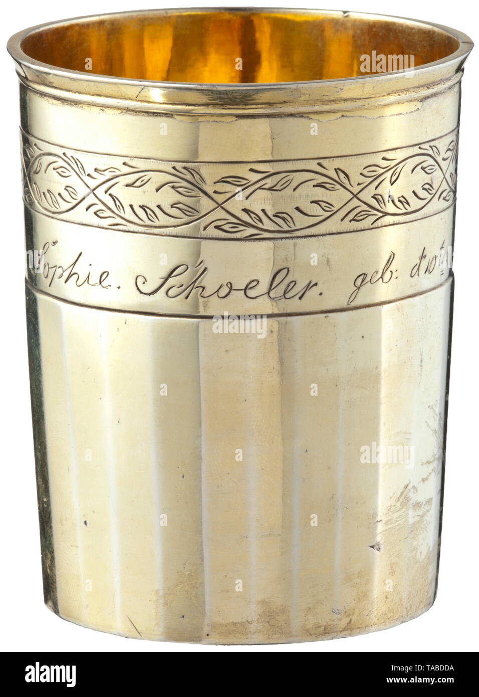 La Silver Cup, Viljandi, XVIII secolo sfaccettata, leggermente strofinata cup, l interno e l esterno dorati con leggermente svasato a rim e semplice incisione viticcio, inscritto e datata 'Sophie Schoeler. geb. d 10dieci Septbr. 1824' (tr. 'Sophie Schoeler. Nato il 10 Sett. 1824'). Il fondo inciso "C.F. Göns. geb. d4.Juni1753 gest: d21 Juni 1830." (tr. "C.F. Göns. Nato il 4 giugno 1753 e morì il 21 giugno 1830.") e stampata con il produttore di marchi "FG' e segni di finezza. Altezza 8 cm, peso 149.6 g. storica, storica, artigianato, artigianato, artigianato, oggetto, Additional-Rights-Clearance-Info-Not-Available Foto Stock