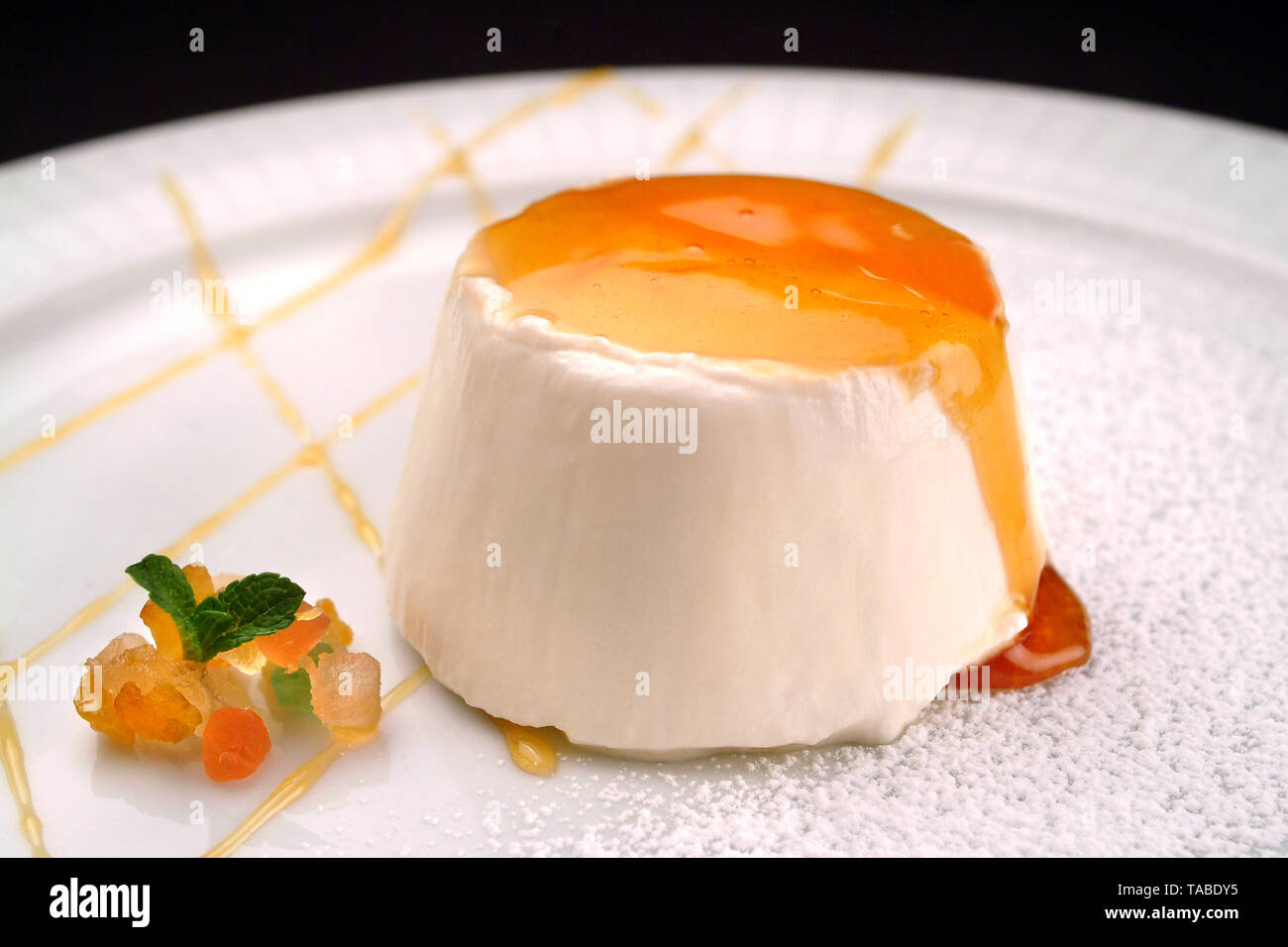 Il cibo italiano ricetta tradizionale dessert cremoso Panna cotta con caramello sequestro conservativo presso terzi Foto Stock