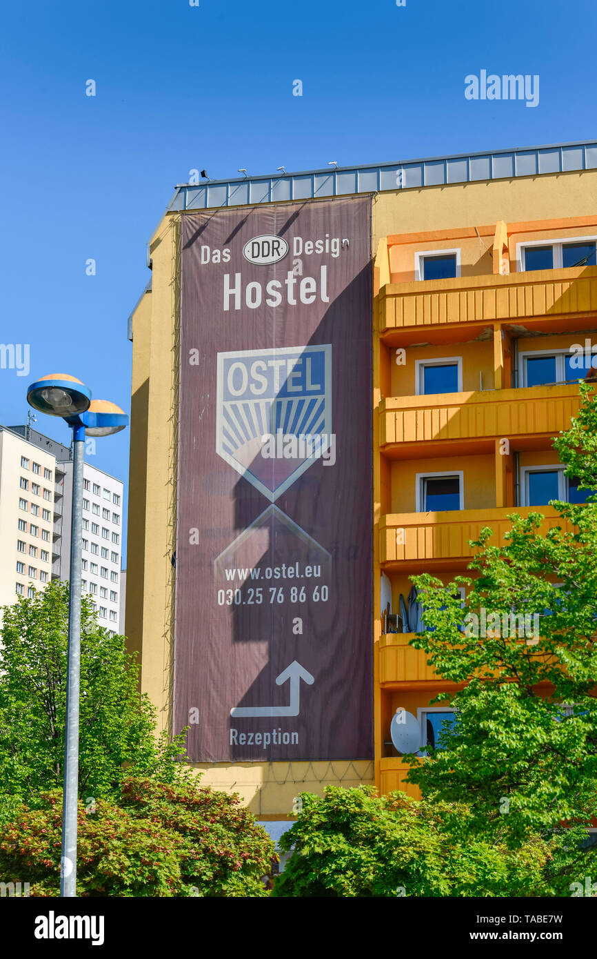 Hostel Ostel, strada di Parigi autorità locale distretto, Friedrich di grove, Berlino, Germania, Strasse der Pariser Kommune, Friedrichshain, Deutschla Foto Stock