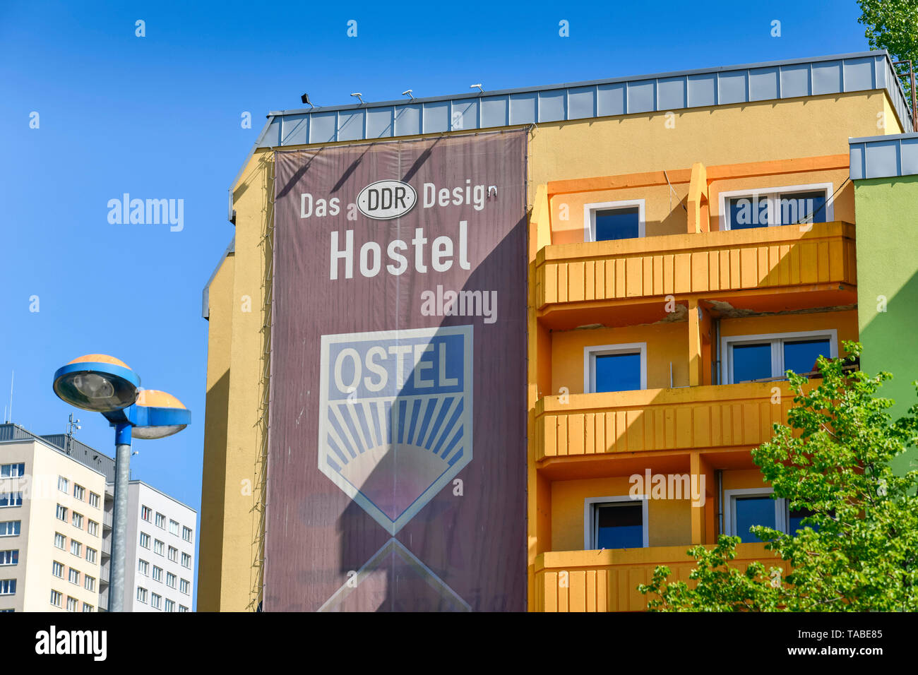 Hostel Ostel, strada di Parigi autorità locale distretto, Friedrich di grove, Berlino, Germania, Strasse der Pariser Kommune, Friedrichshain, Deutschla Foto Stock