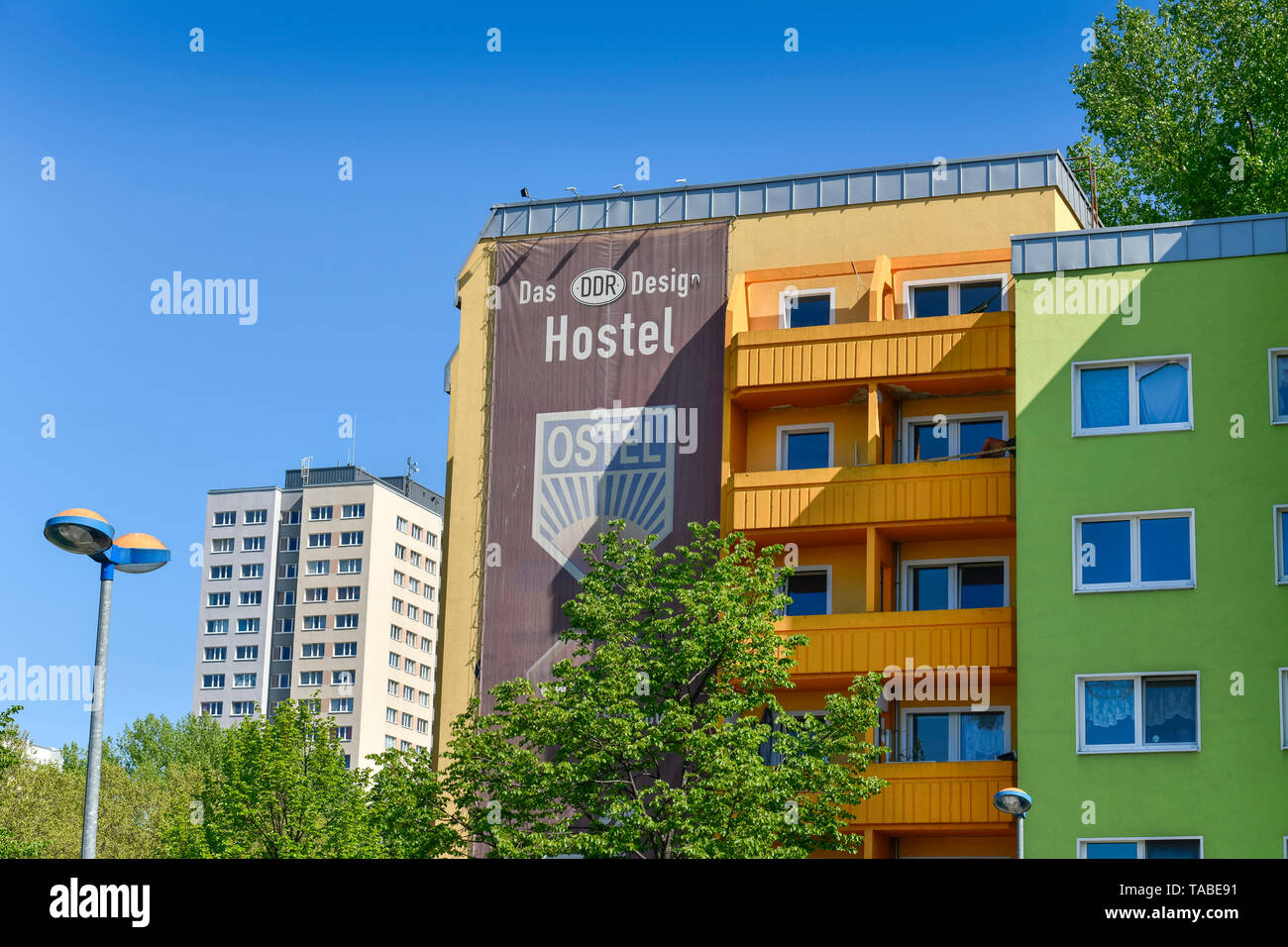 Hostel Ostel, strada di Parigi autorità locale distretto, Friedrich di grove, Berlino, Germania, Strasse der Pariser Kommune, Friedrichshain, Deutschla Foto Stock