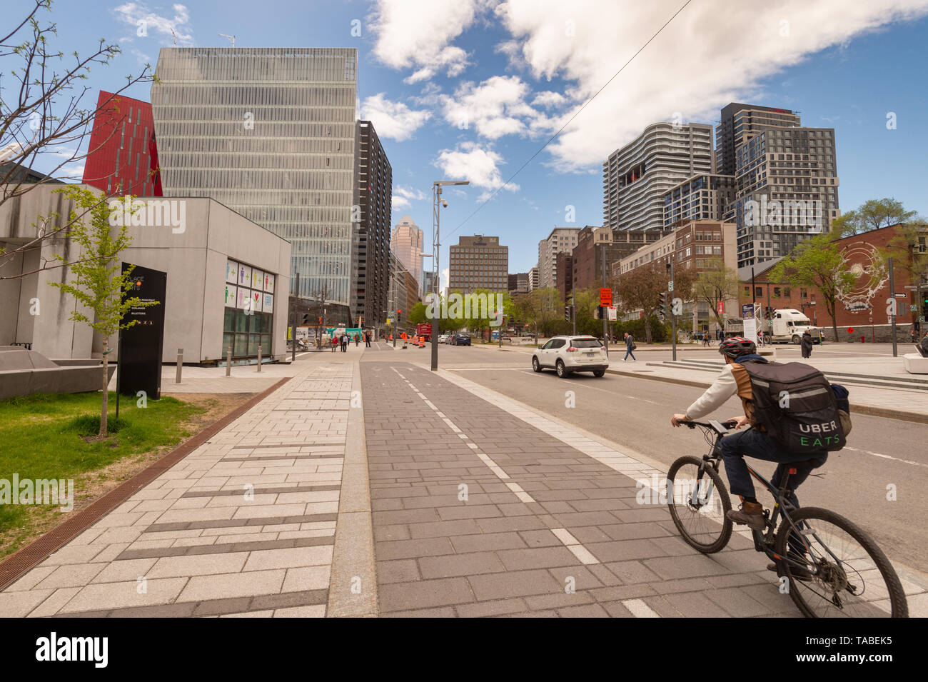 Montreal, Canada - 21 Maggio 2019: un uomo è in sella a una moto su una pista ciclabile su De Maisonneuve Boulevard. Foto Stock