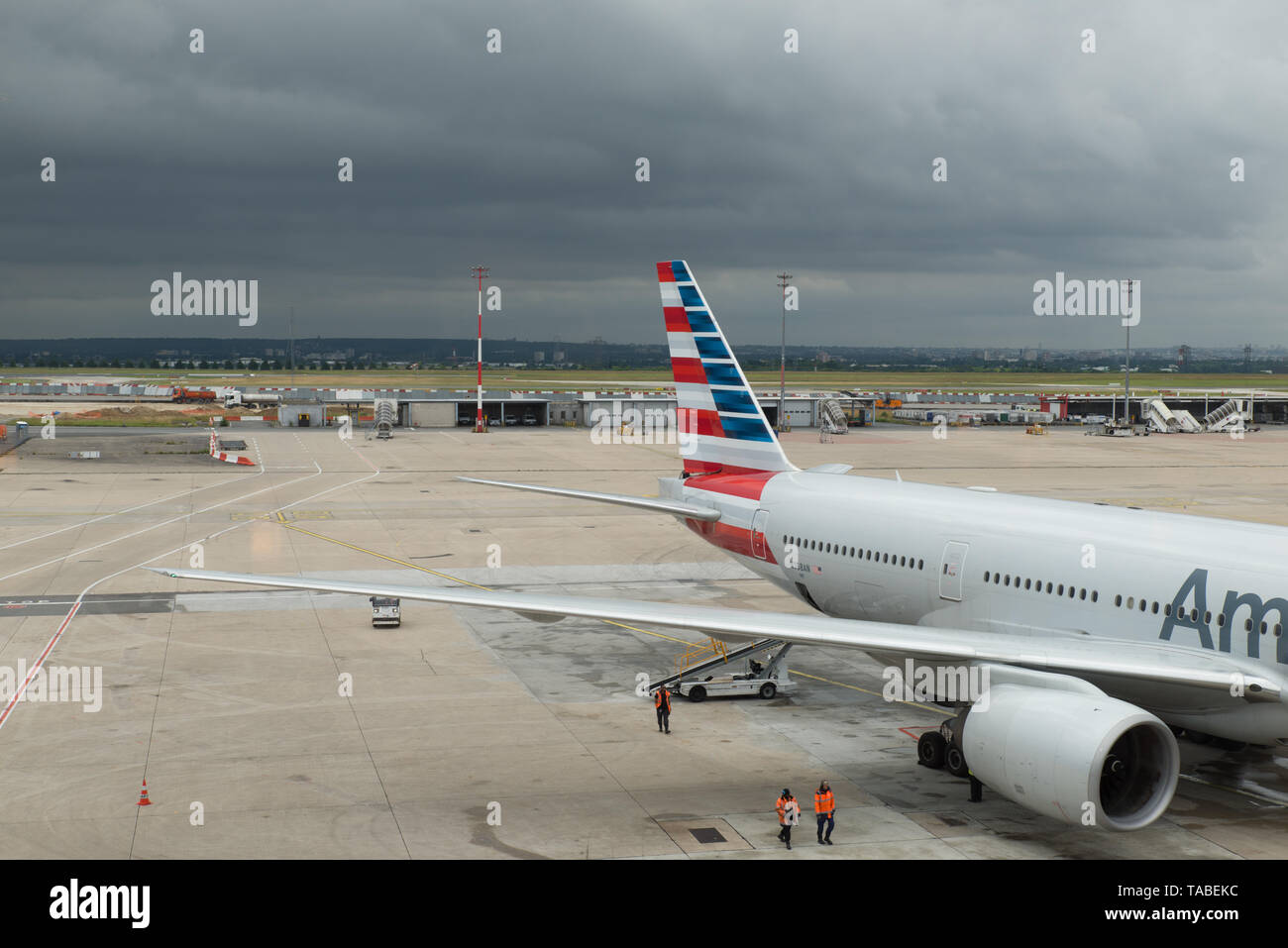 American Airlines-Flugzeug, Charles de Gaulle-Flughafen, Parigi, Frankreich instand gehalten wird. / American Airlines piano essendo servito a Parigi. Foto Stock