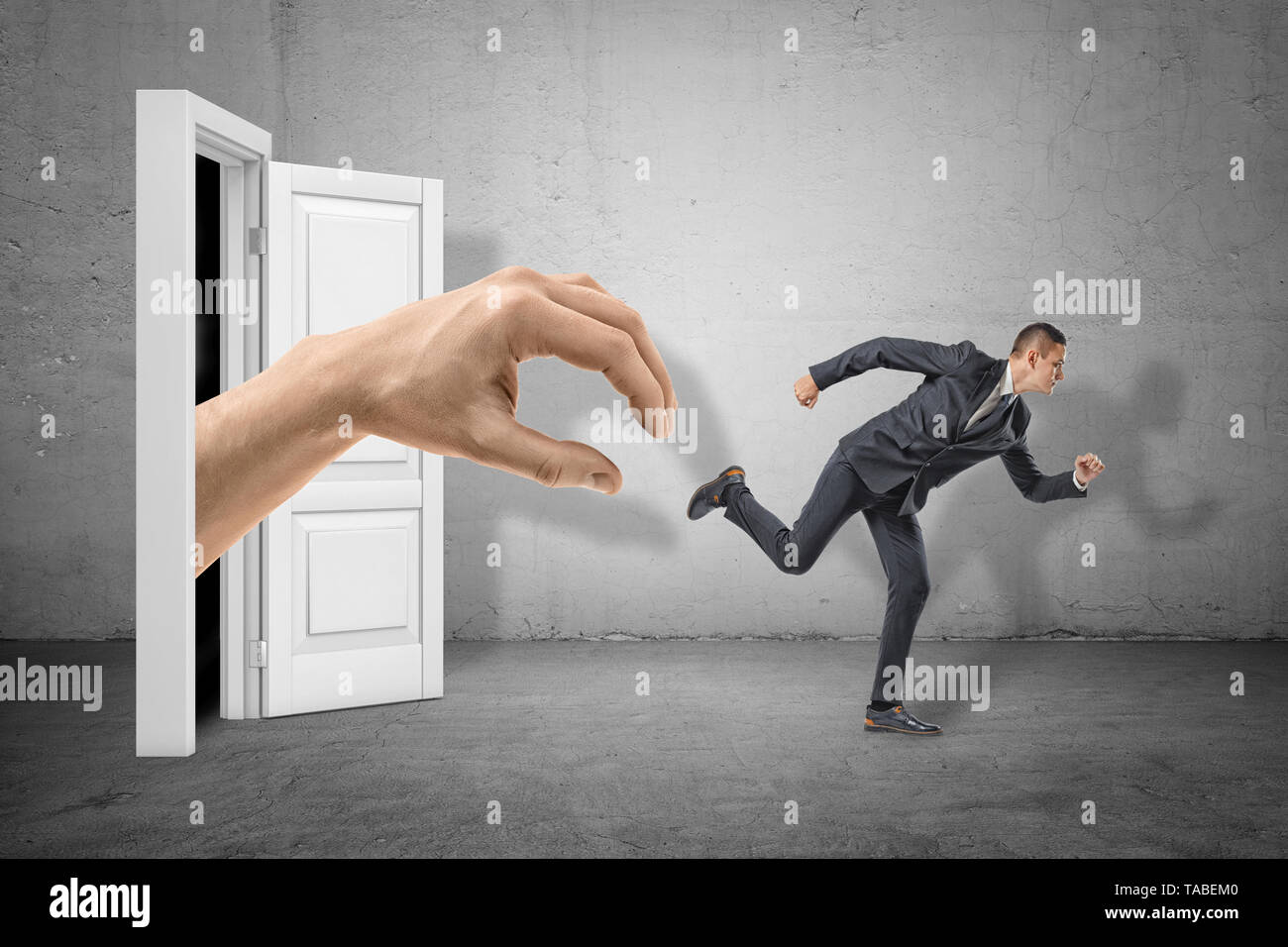 Vista laterale del piccolo imprenditore in esecuzione da un enorme mano che esce dalla porta dietro. Foto Stock