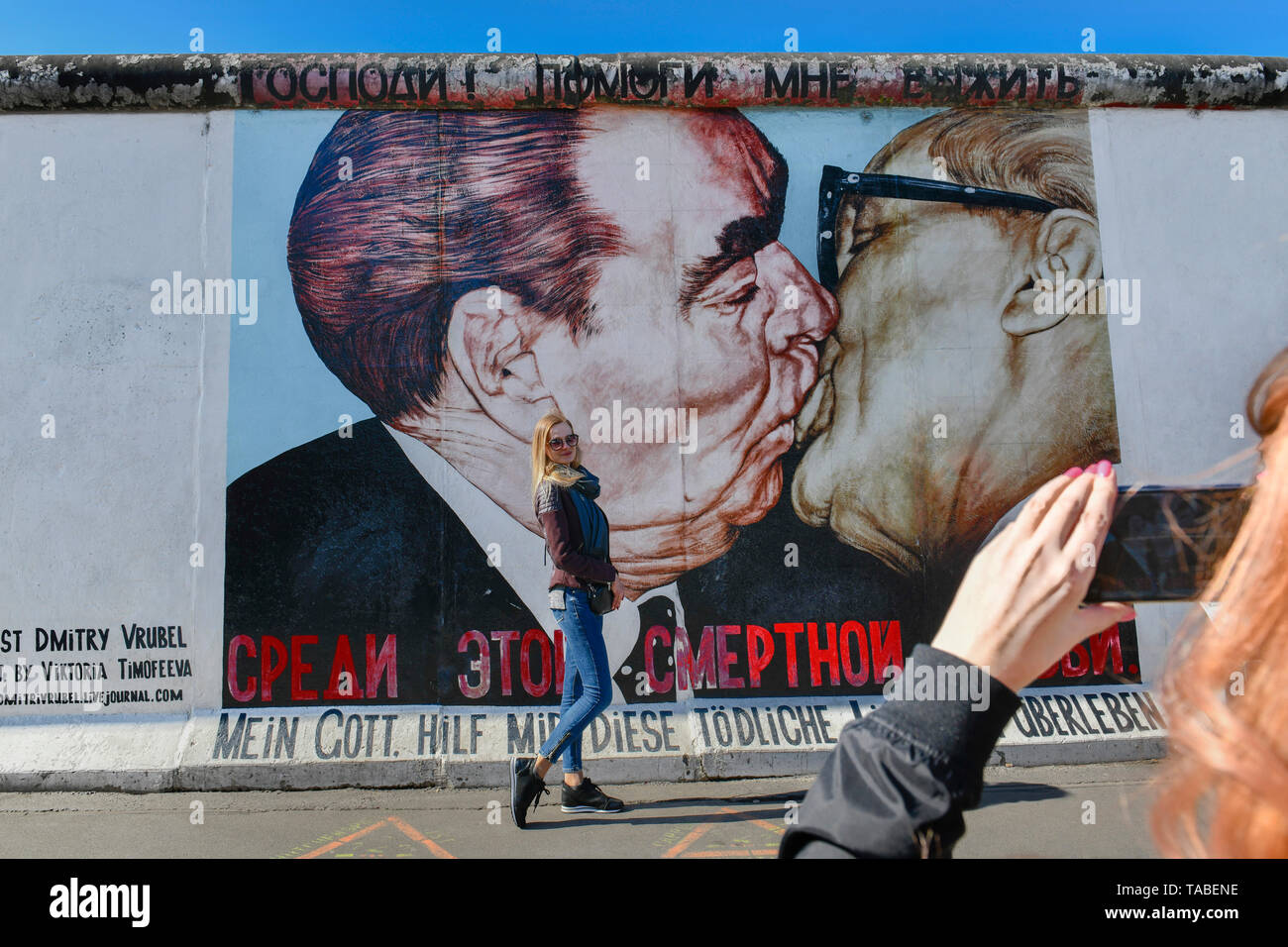 Fratello del bacio la pittura di Dmitri Wrubel, East Side Gallery, Mühlenstrasse, Friedrich di grove, Berlino, Germania, Bruderkußgemälde von Dmitri Wrubel, Mü Foto Stock