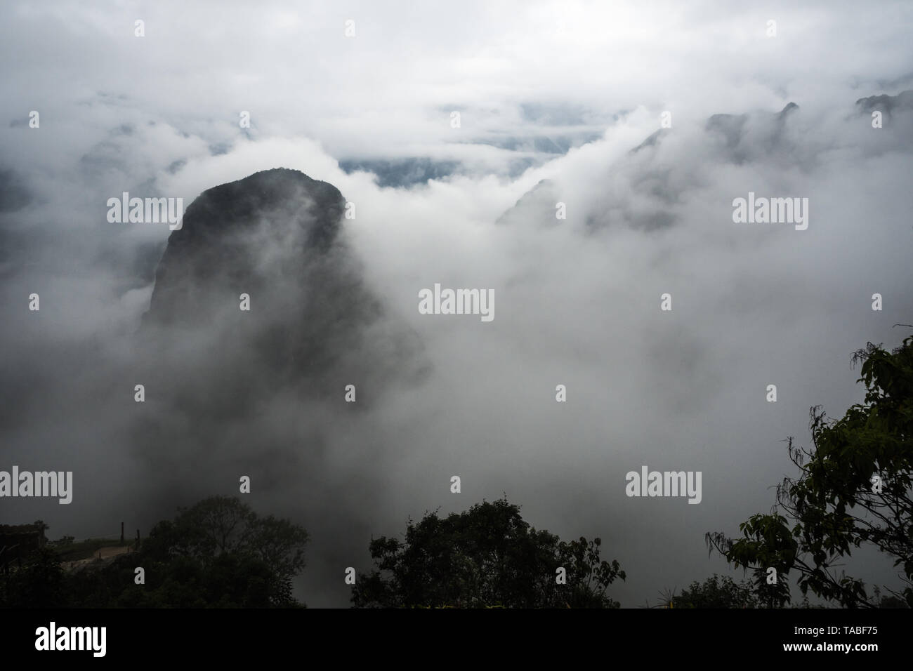 Le montagne intorno a Machu Picchu tra le nebbie del mattino, Cuzco, Perù Foto Stock