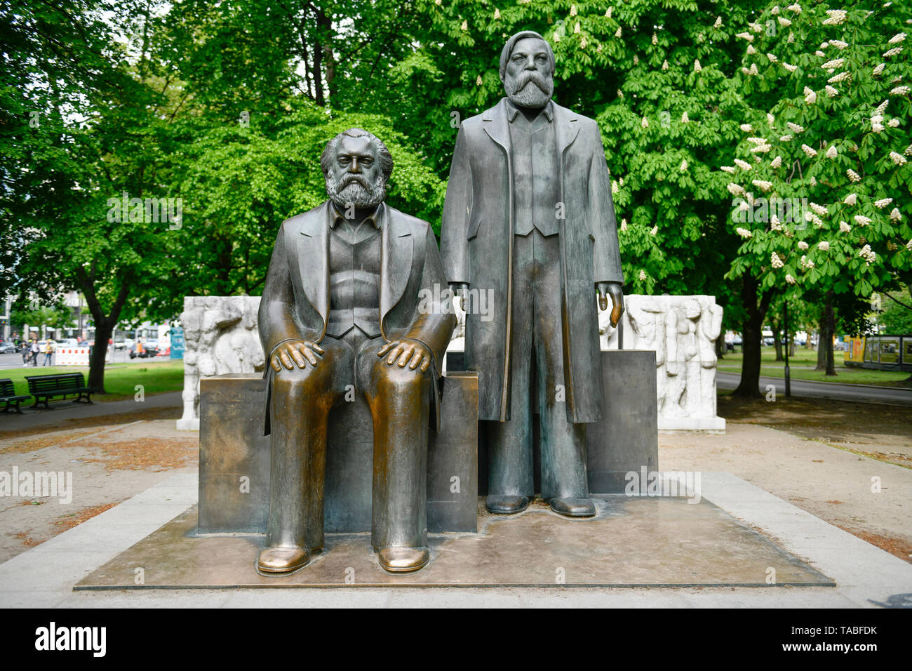 Marx angel è un monumento, del Karl Liebknecht street, medio, Berlino, Germania, Marx-Engels-Denkmal, Karl-Liebknecht-Strasse, Mitte, Deutschland Foto Stock