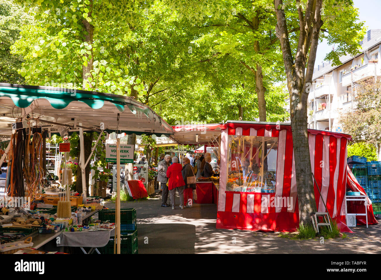 Mercato Agricolo sulla strada Riehler Guertel nel quartiere Riehl, Colonia, Germania. Wochenmarkt am Riehler Guertel im Stadtteil Riehl, Koeln, DT Foto Stock