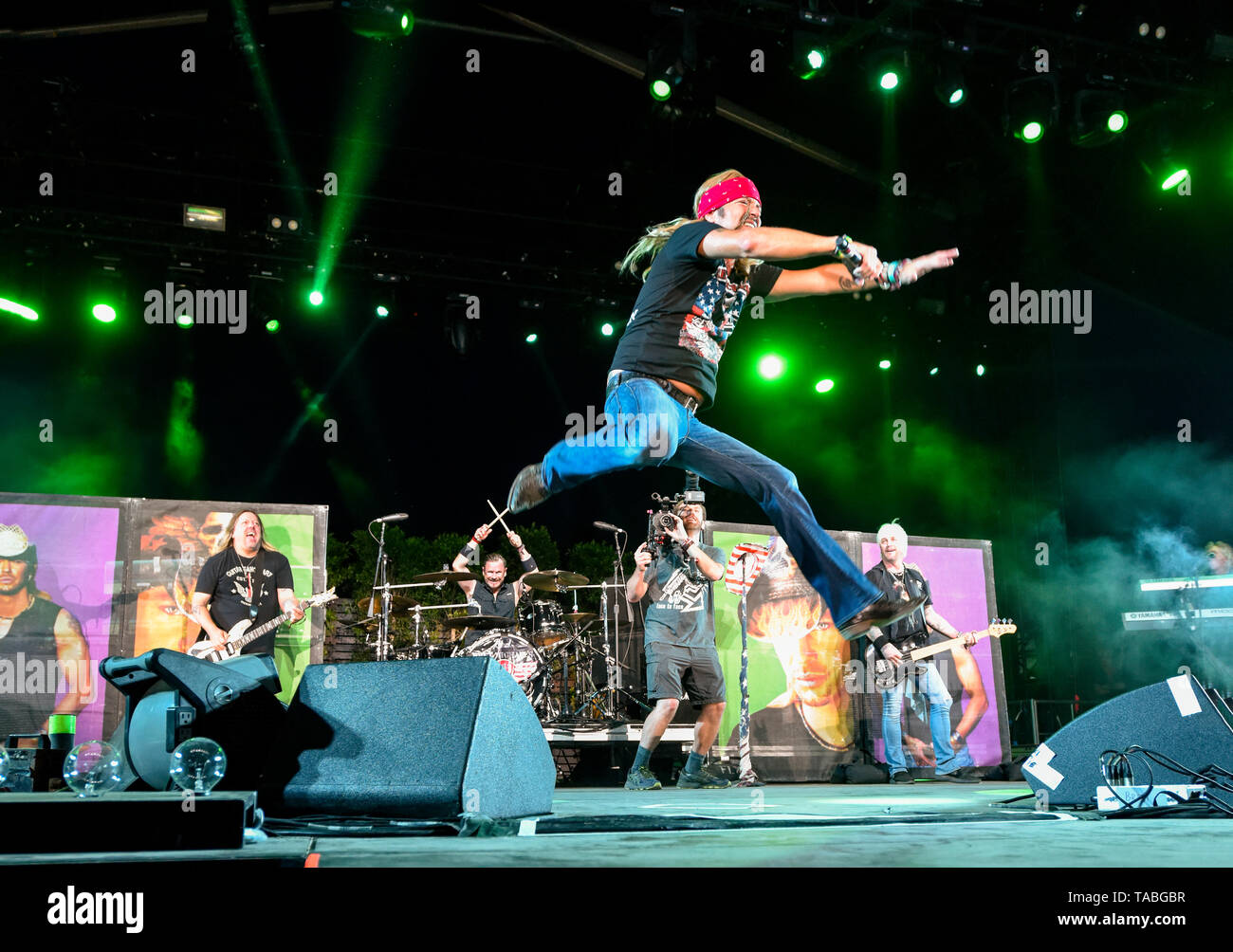 Indio, California, 26 aprile 2019, Bret Michaels band sul palco eseguendo una folla vivace il giorno 1 della Stagecoach Festival della Musica Country. Foto Stock